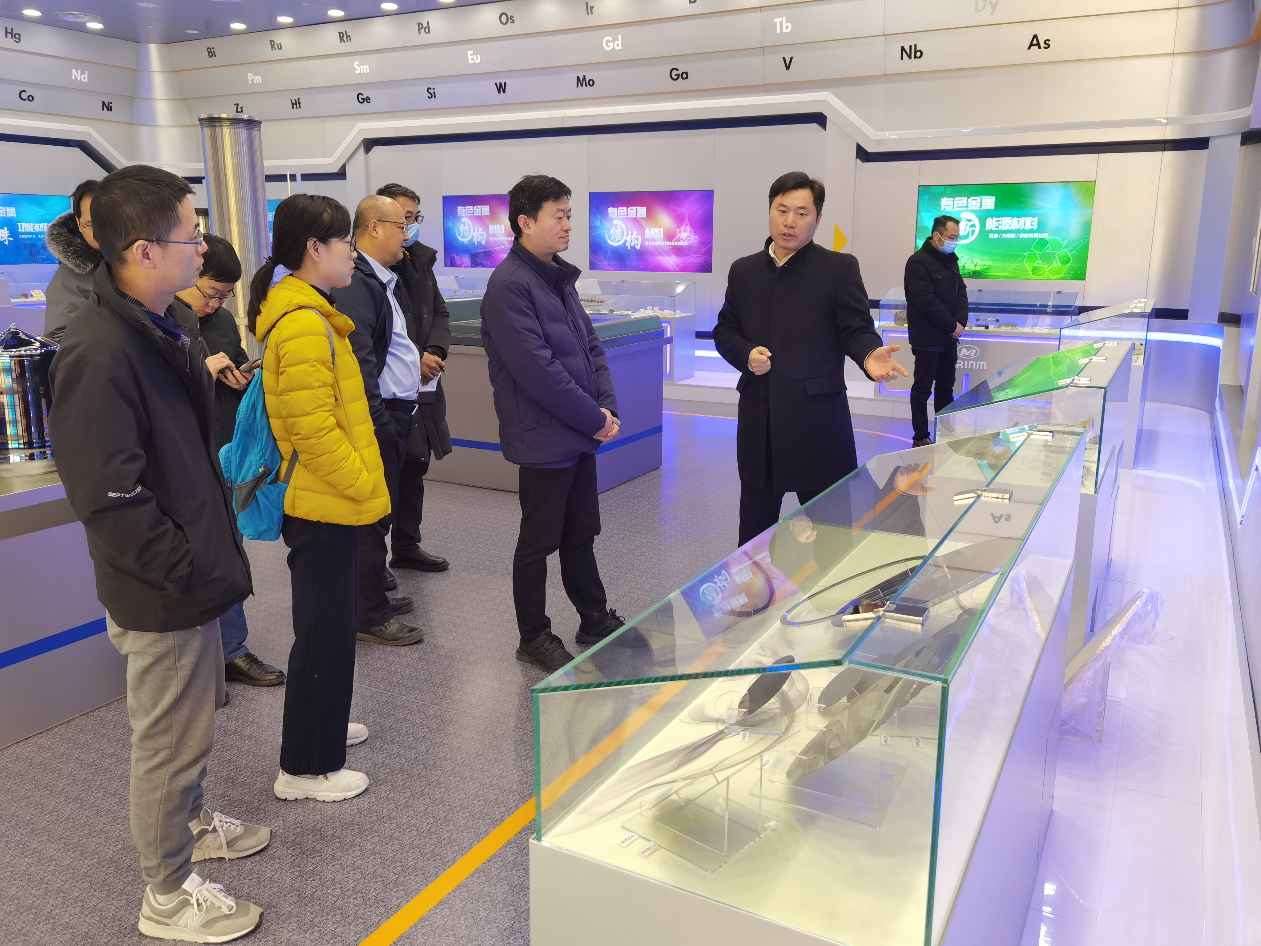 北京市經(jīng)濟和信息化局黨組成員、副局長彭雪海一行到有研集團懷柔科創(chuàng)園調(diào)研交流