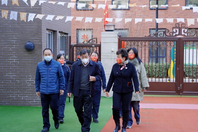 中國有研黨委委員、副總經(jīng)理王臣慰問有研幼兒園和有研衛(wèi)生站全體員工