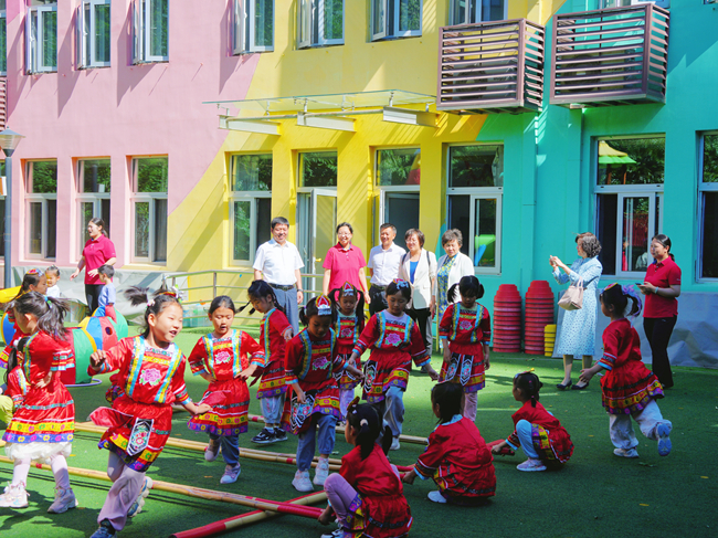 中國有研黨委委員、總會(huì)計(jì)師劉顯清與有研幼兒園小朋友歡度“六一”