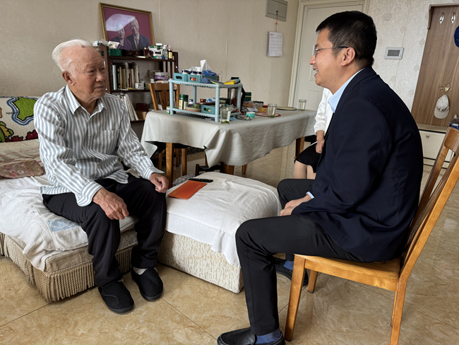 中國有研開展老干部、老黨員走訪慰問活動